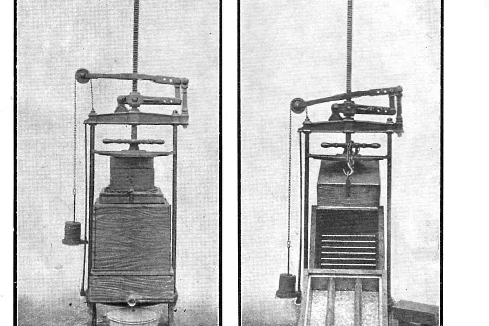 Gravure ancienne montrant une presse à fromage transformée en presse à miel, d'un côté en fonctionnement, de l'autre démontée